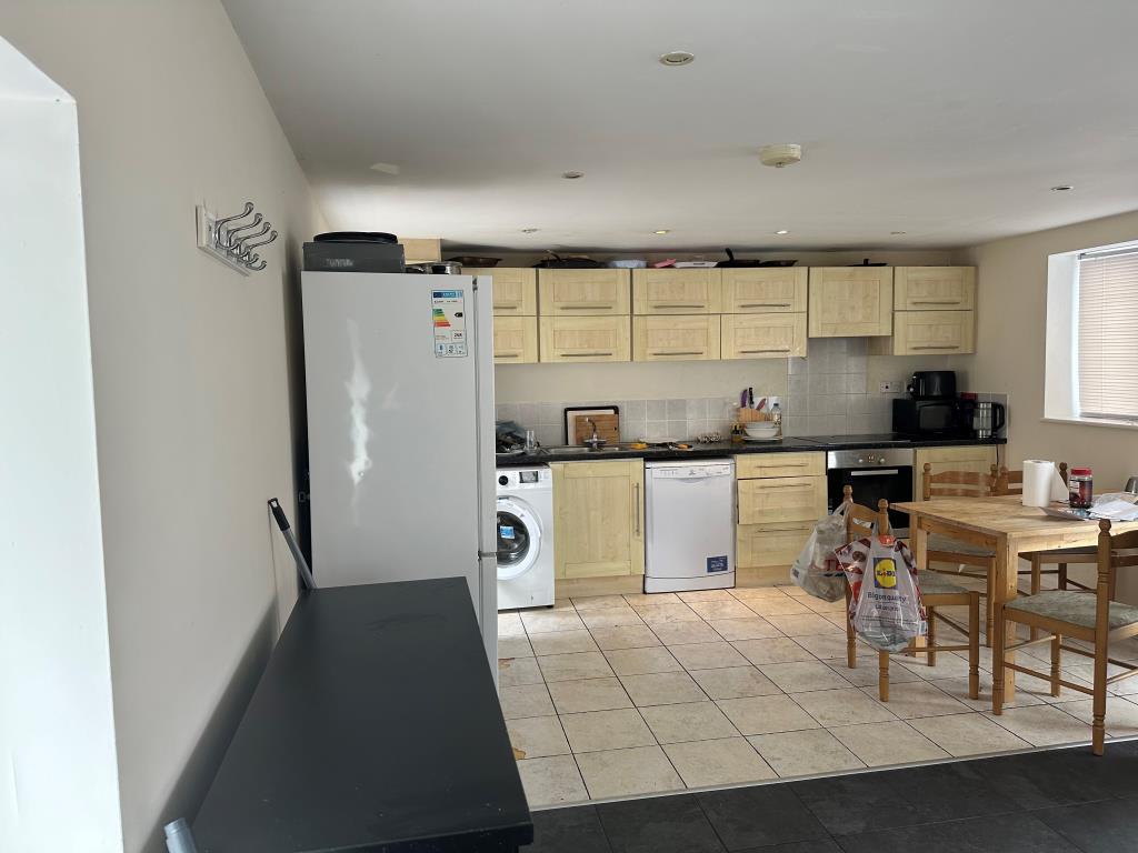Lot: 9 - SEMI-DETACHED PROPERTY FOR INVESTMENT - Kitchen
